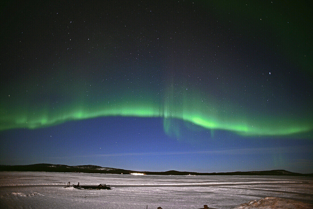 Aurora Borealis (Nordlicht) über dem Inari-See, Lappland, Finnland