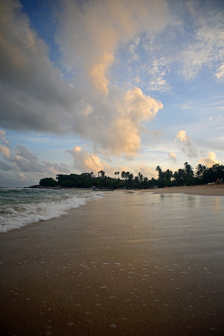 Strand von Unawatuna im Bezirk Galle bei Sonnenuntergang, Sri Lanka