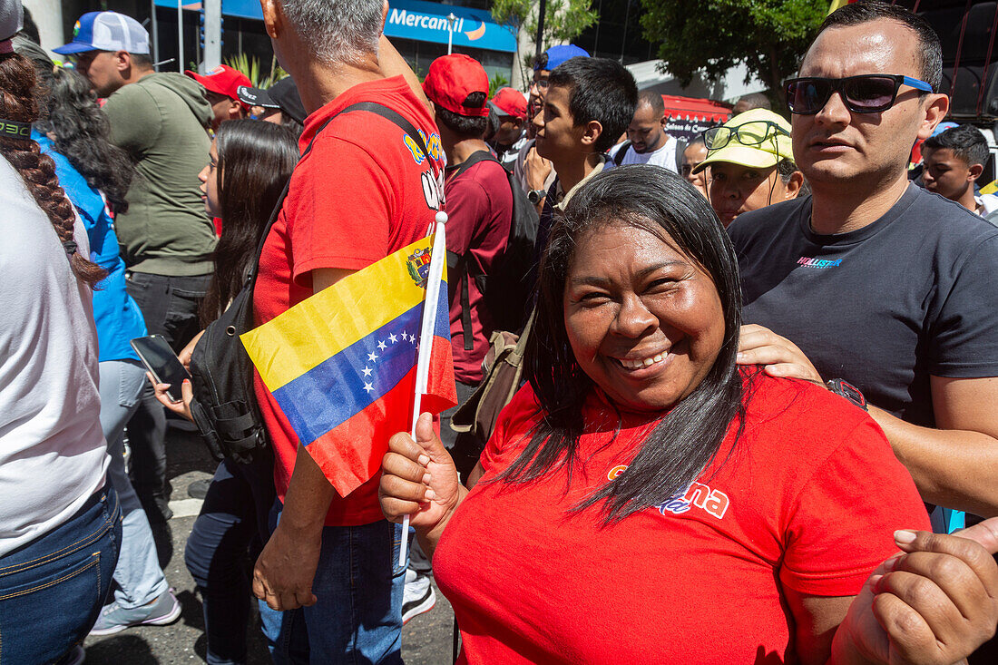 Eine Frau, die auf die venezolanische Regierung einwirkt, geht auf die Demonstration. Die Regierung von Nicolas Maduro versammelt sich in den Straßen von Caracas, um den 23. Januar in Venezuela zu feiern