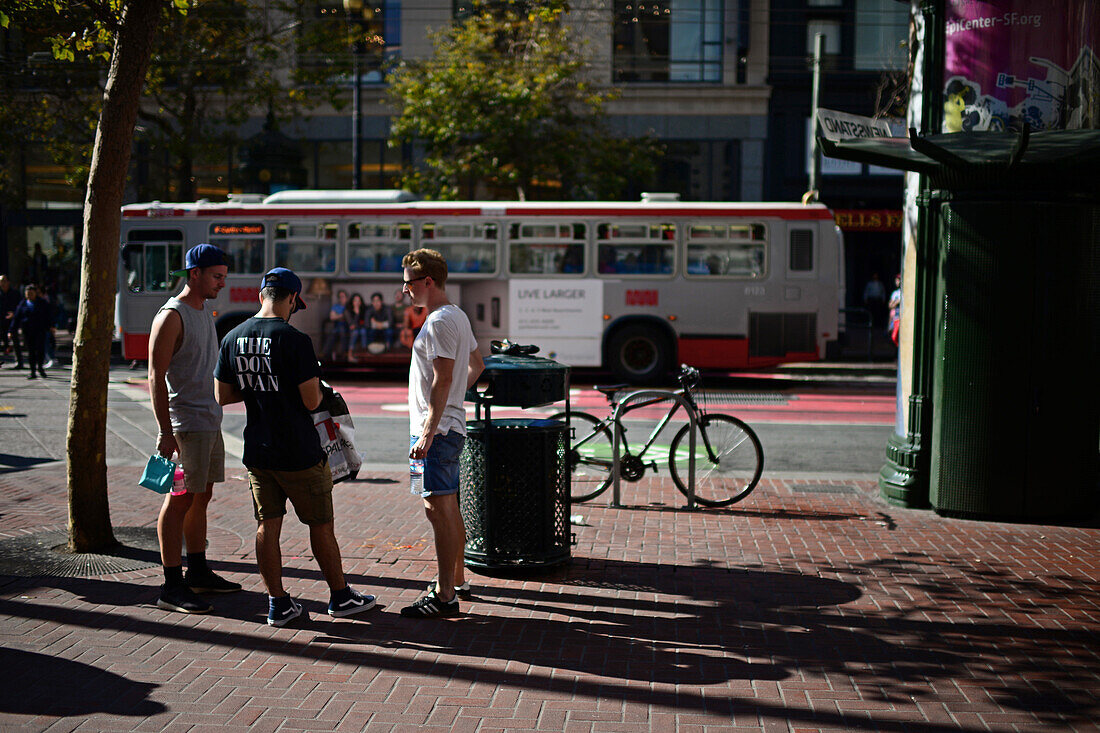 Gruppe junger Freunde in der Market Street, San Francisco