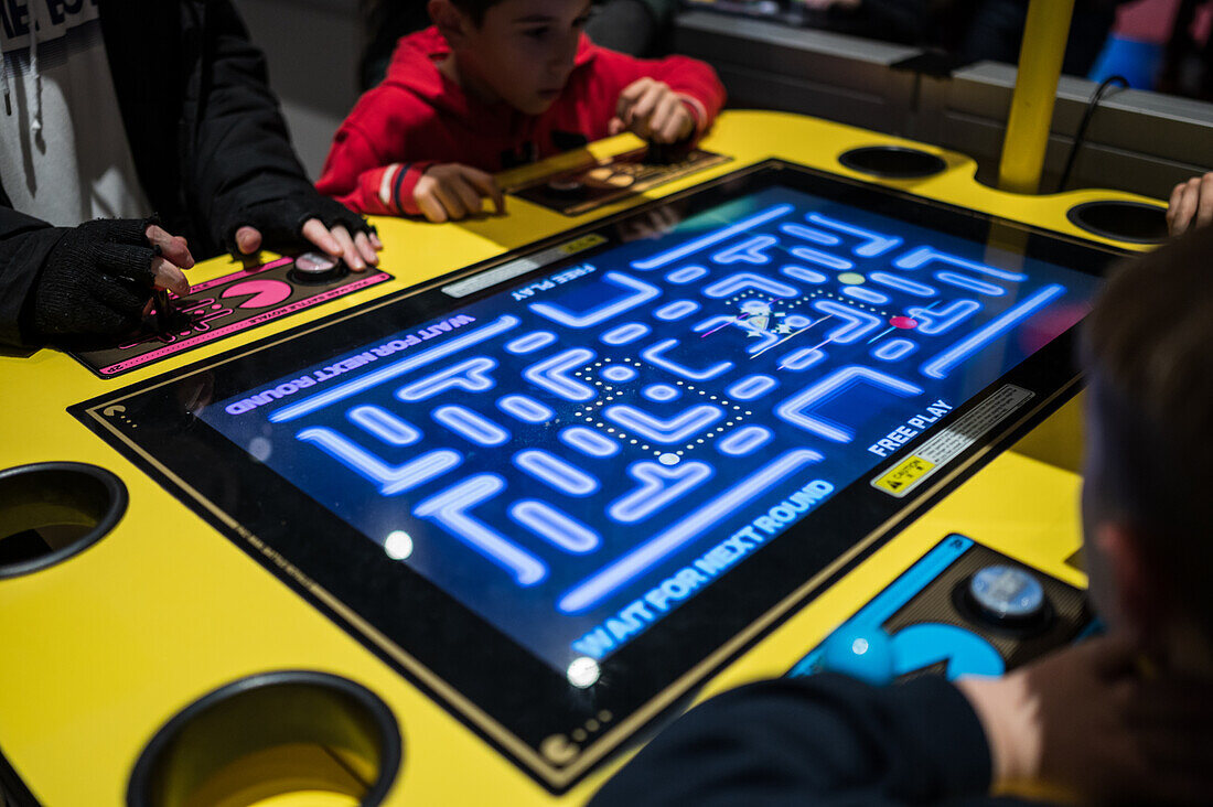 Retro Gamer 2023, an event where visitors can enjoy more than 100 original arcade machines emulating large arcades that transport you to the 80s, Zaragoza, Spain