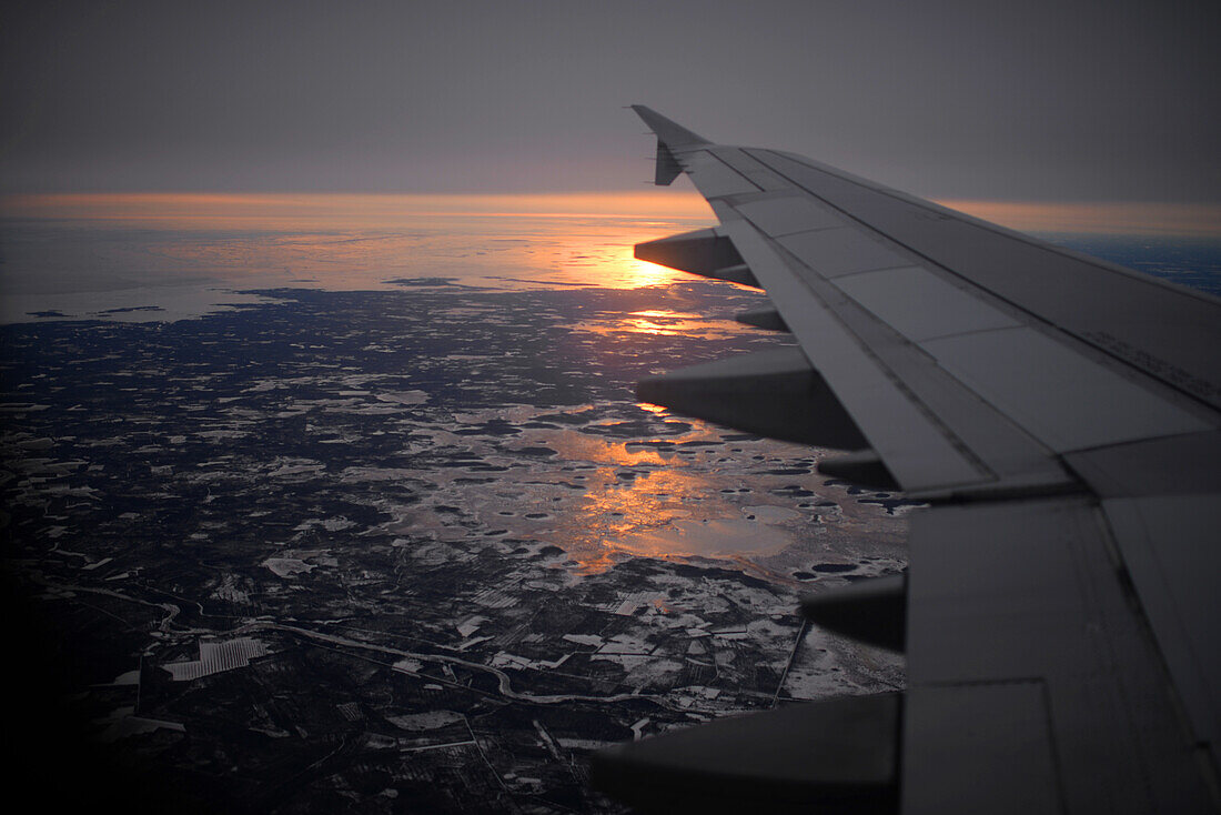 Blick aus dem Flugzeugfenster auf dem Flug von Madrid nach Rovaniemi, Finnland