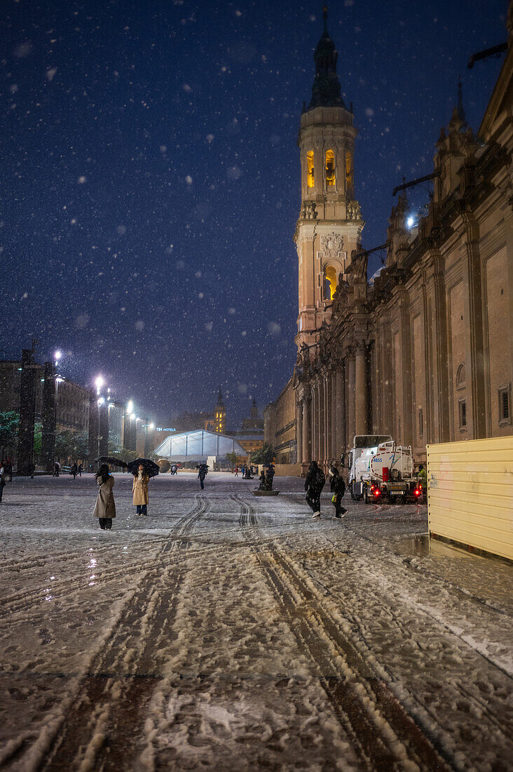 Schneefall über der Basilika El Pilar während des Sturms Juan in Zaragoza, Spanien