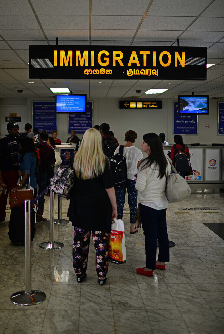 Einwanderungsschalter in der Ankunftshalle des Flughafens Colombo, Sri Lanka
