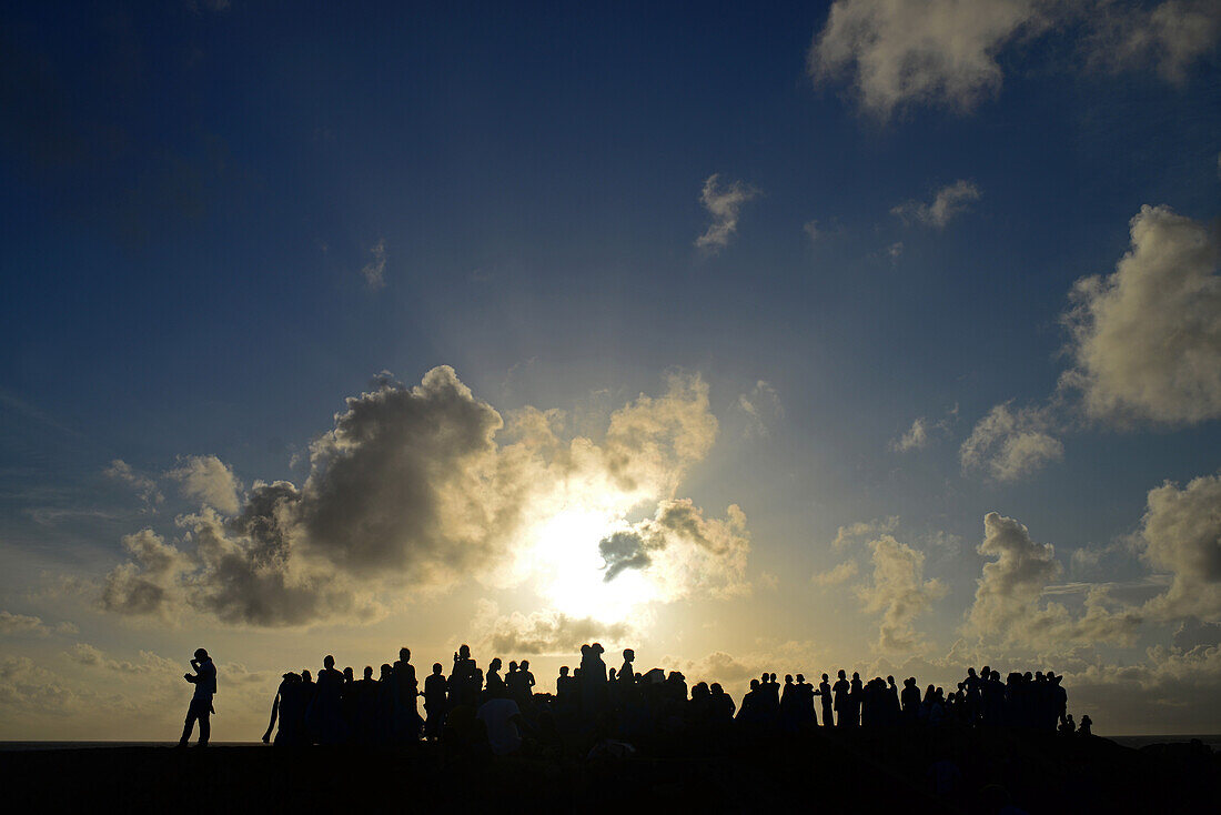 Hunderte von Menschen versammeln sich während des Binara-Vollmond-Poya-Tages vor dem UNESCO-Weltkulturerbe, dem Galle Fort