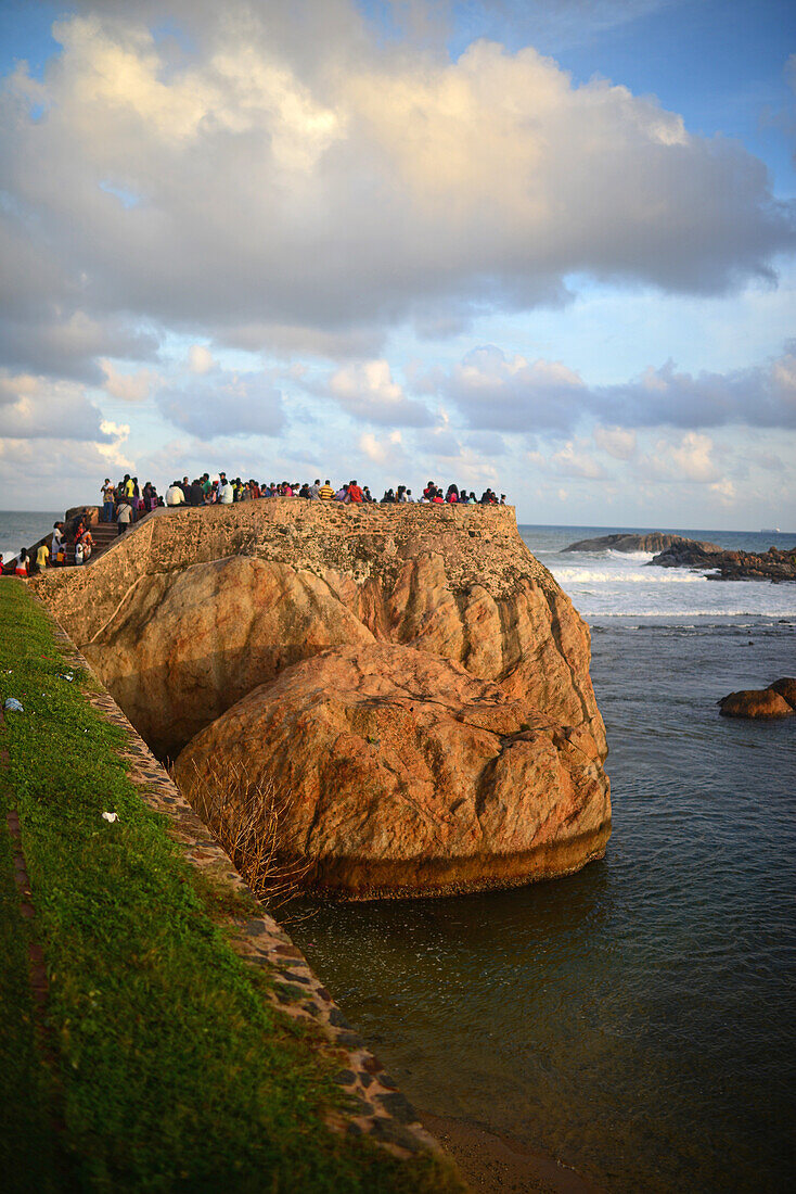 Hunderte von Menschen versammeln sich während des Binara-Vollmond-Poya-Tages vor dem UNESCO-Weltkulturerbe, dem Galle Fort