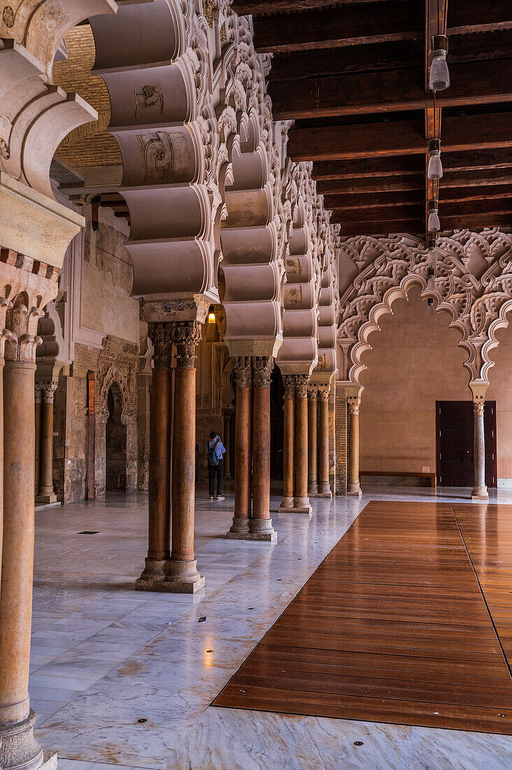 Der Aljaferia-Palast ist ein befestigter mittelalterlicher Palast, der in der zweiten Hälfte des 11. Jahrhunderts in der Taifa von Zaragoza in Al-Andalus, dem heutigen Zaragoza, Aragonien, Spanien, erbaut wurde