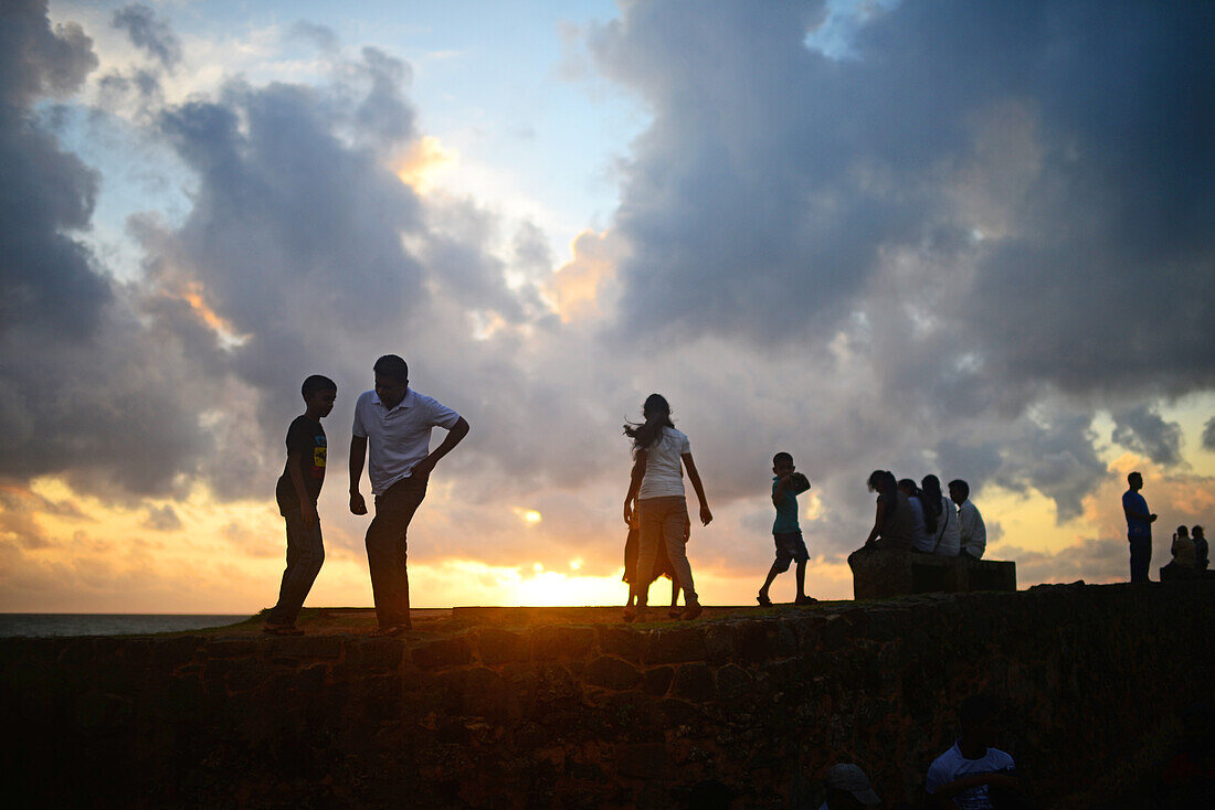 Hunderte von Menschen versammeln sich während des Binara-Vollmond-Poya-Tages vor dem UNESCO-Weltkulturerbe, dem Galle Fort