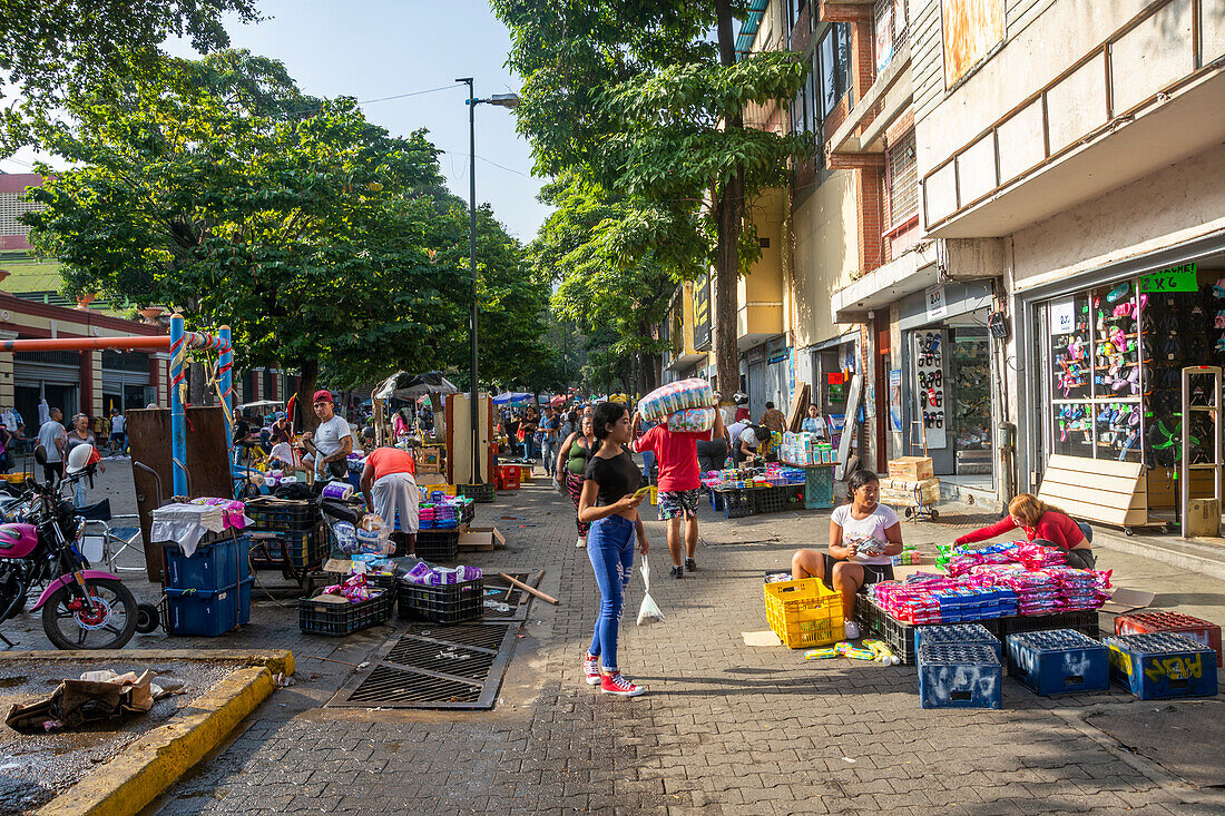 Der Boulevard de Catia ist ein öffentlicher Raum, der nur von Fußgängern genutzt wird, mit Geschäften, einem beliebten Markt und informellen Händlern. Er befindet sich in Catia, Stadtbezirk Libertador, westlich von Caracas, Venezuela