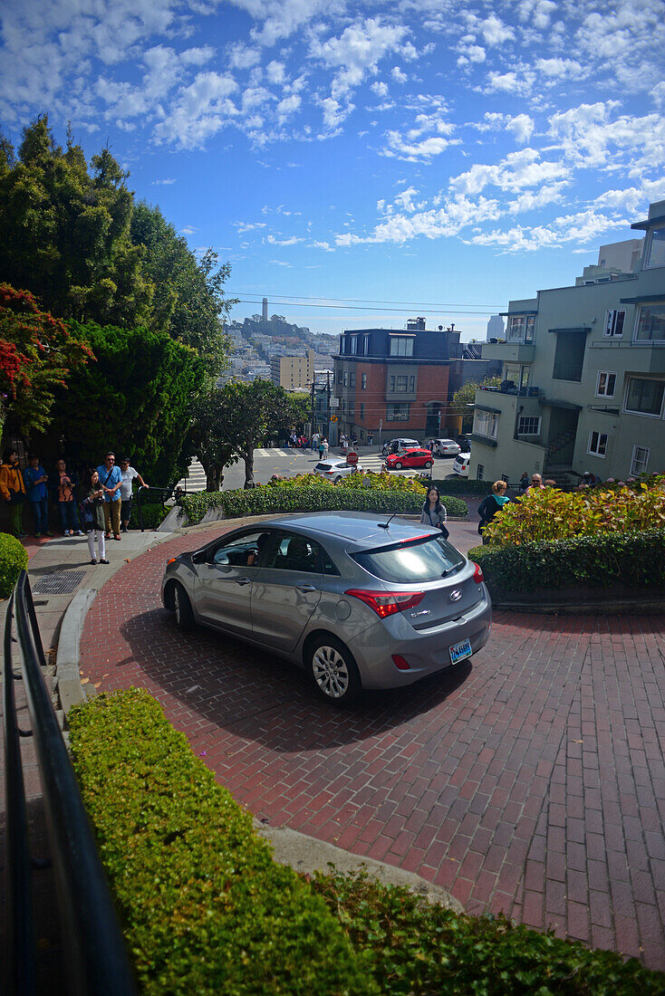 Beliebte Lombard Street in San Francisco, eine Straße zwischen Ost und West, die für einen steilen Block mit acht Haarnadelkurven bekannt ist