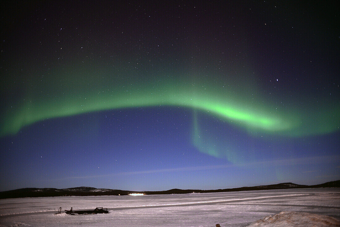 Aurora Borealis (Nordlicht) über dem Inari-See, Lappland, Finnland