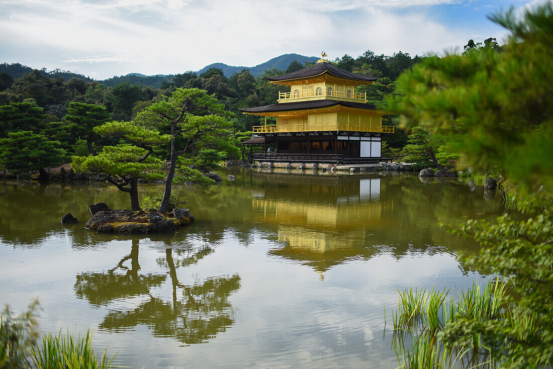 Der Kinkaku-ji, offiziell Rokuon-ji genannt, ist ein buddhistischer Zen-Tempel in Kyoto, Japan