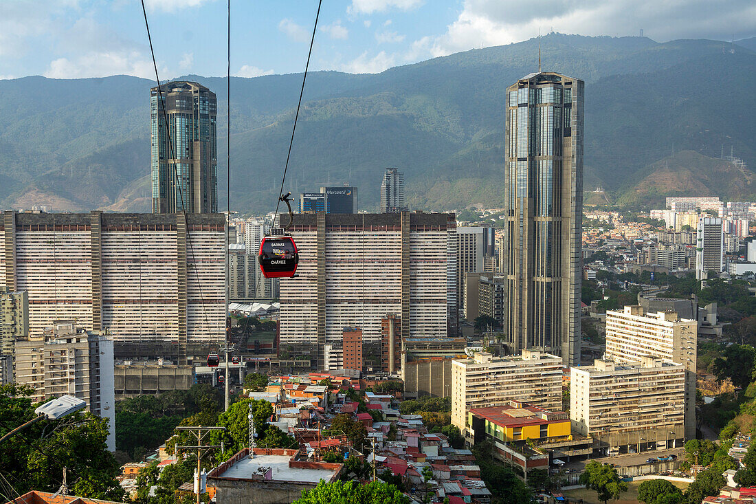 Metrokabel San Agustin. Das Caracas MetroCable ist eine Seilbahn, die in die Metro von Caracas integriert ist, um die Bewohner der beliebten Viertel von Caracas, die meist in den Bergen liegen, schneller und sicherer zu befördern. Caracas, Venezuela