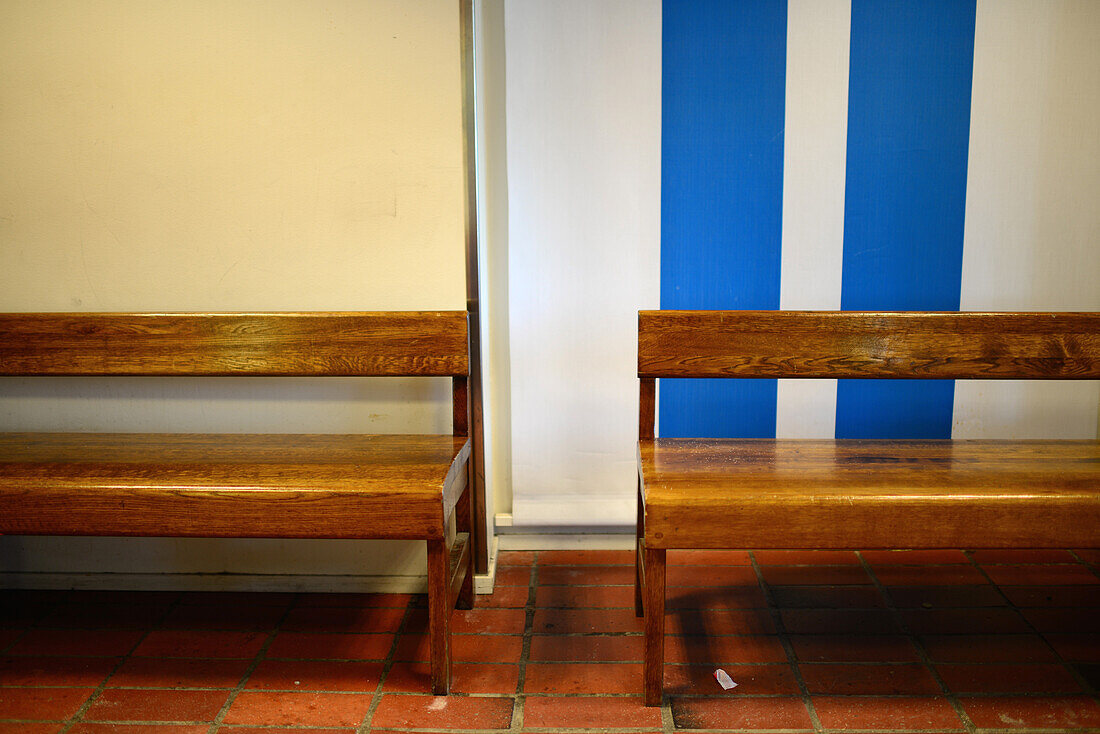 Holzbänke und bemalte Wand im Busbahnhof von Rovaniemi