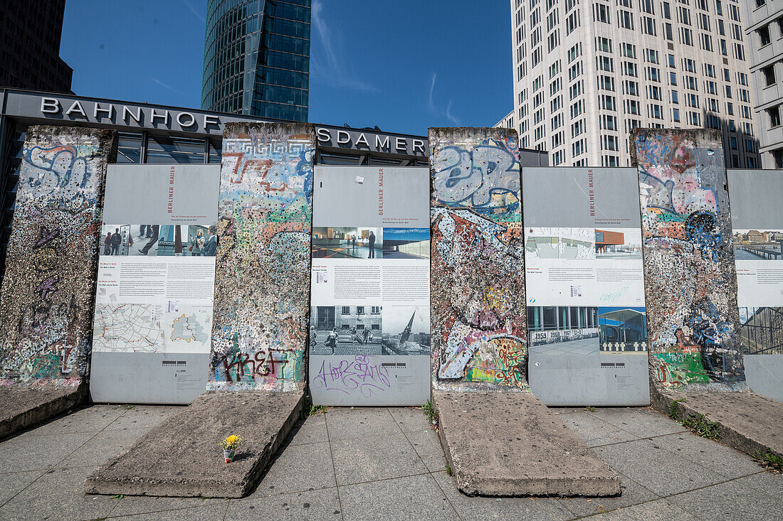 Ein Teil der berühmten Berliner Mauer wird am Potsdamer Platz in Berlin ausgestellt