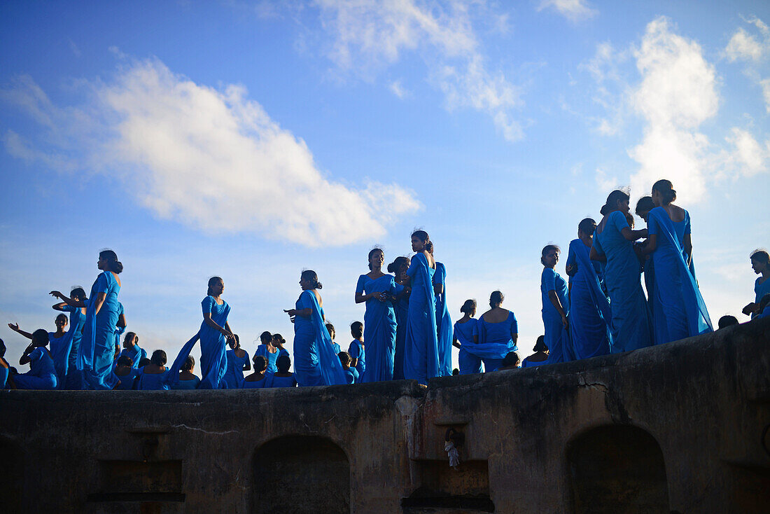 Zahlreiche blau gekleidete College-Studenten besuchen das UNESCO-Weltkulturerbe Galle Fort während des Binara-Vollmond-Poya-Tages