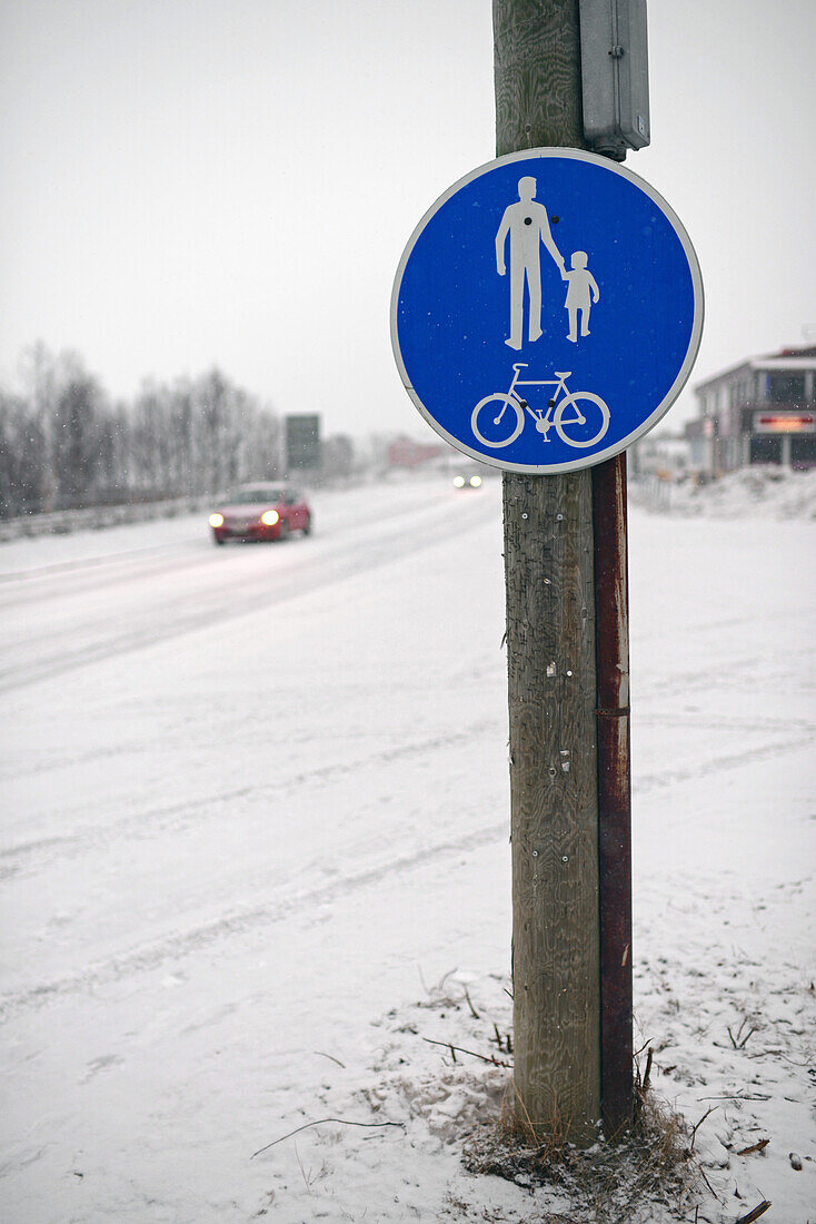 Verkehrsschild und Auto im Winter, Inari, Lappland