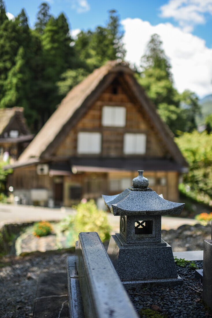 Shirakawa-go, traditionelles Dorf, das einen als gassho-zukuri bekannten Baustil zeigt, Präfektur Gifu, Japan