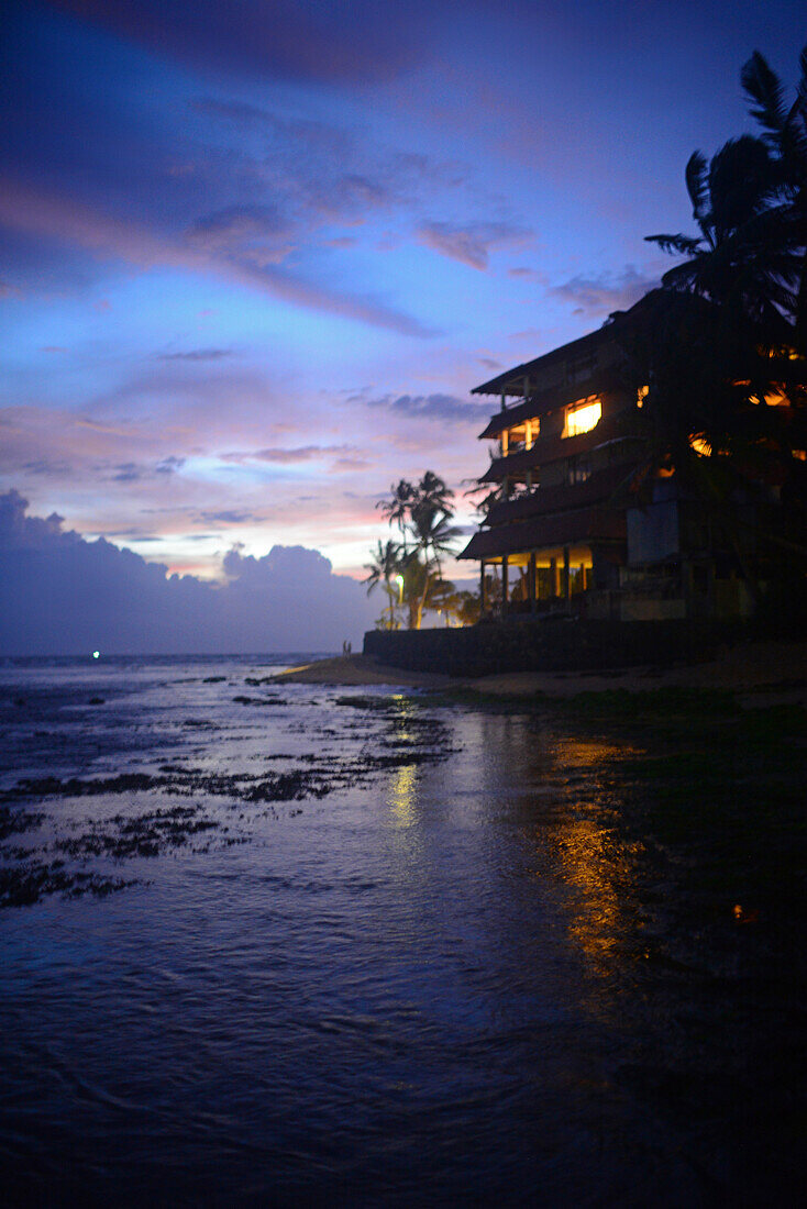 Strand von Hikkaduwa bei Sonnenuntergang, Sri Lanka