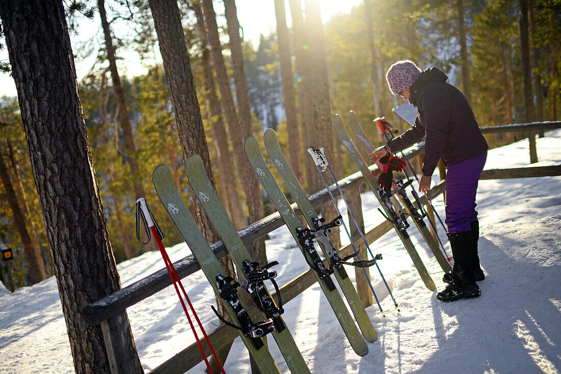 Junge Frau beim Altai-Skifahren im Skigebiet Pyh? in Lappland, Finnland