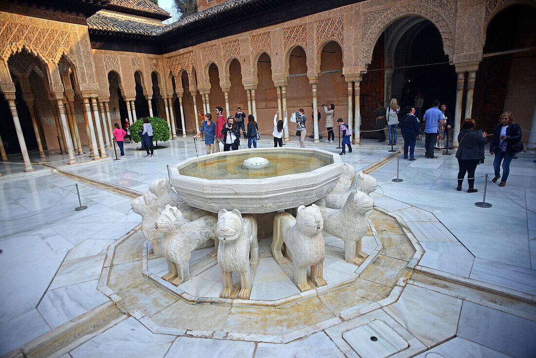 Palast der Löwen (Palacio de los Leones) in der Alhambra, Palast- und Festungskomplex in Granada, Andalusien, Spanien