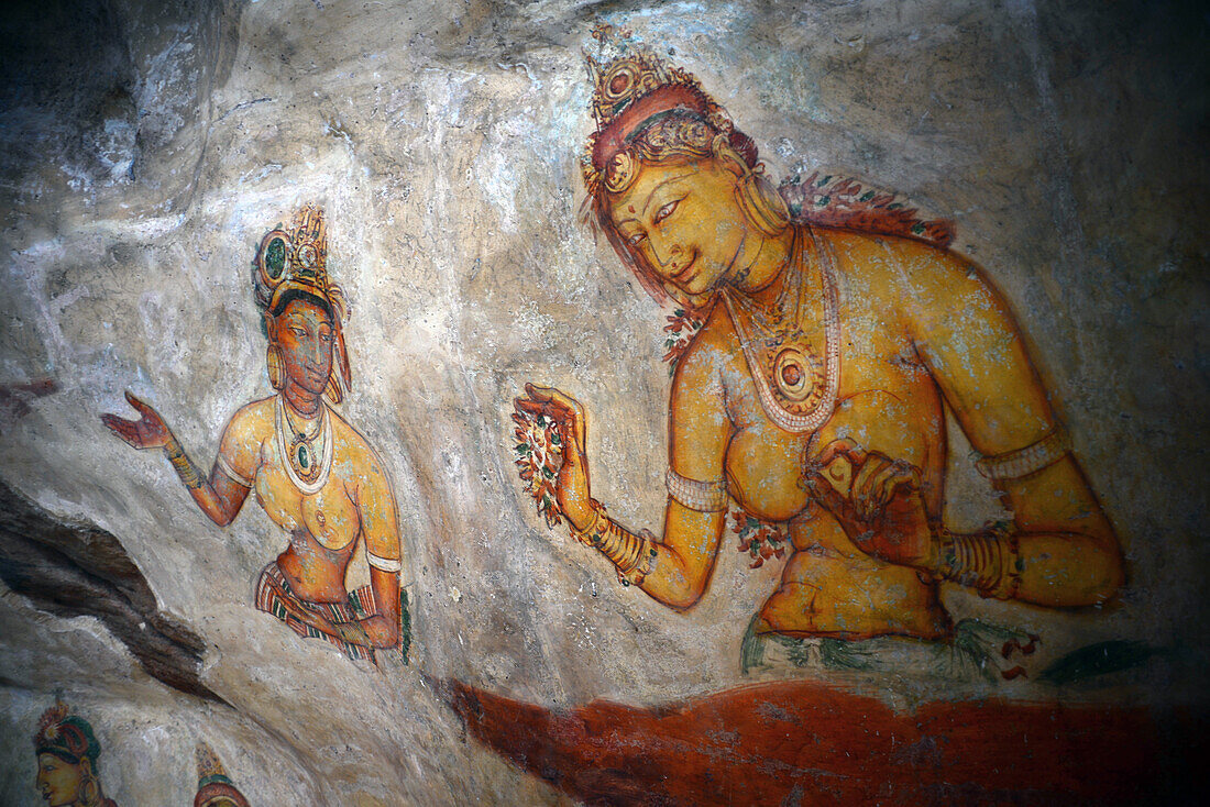 Fresken in Sigiriya oder Sinhagiri, einer alten Felsenfestung im nördlichen Matale-Distrikt nahe der Stadt Dambulla in der Zentralprovinz, Sri Lanka