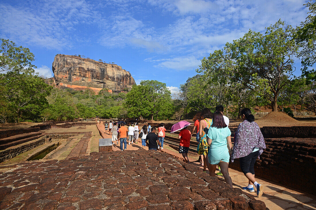 Sigiriya oder Sinhagiri, alte Felsenfestung im nördlichen Matale-Distrikt nahe der Stadt Dambulla in der Zentralprovinz, Sri Lanka