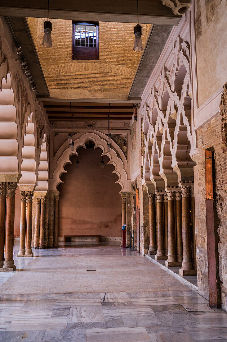 Der Aljaferia-Palast ist ein befestigter mittelalterlicher Palast, der in der zweiten Hälfte des 11. Jahrhunderts in der Taifa von Zaragoza in Al-Andalus, dem heutigen Zaragoza, Aragonien, Spanien, erbaut wurde