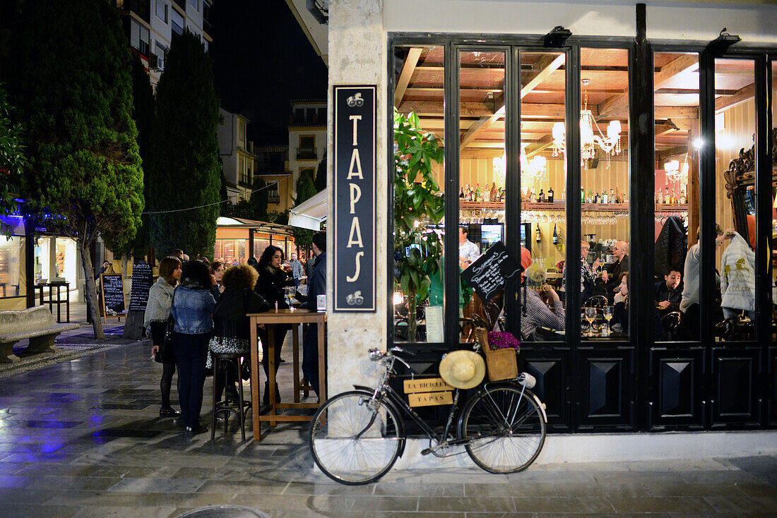 Tapas-Bars bei Nacht in Granada, Spanien