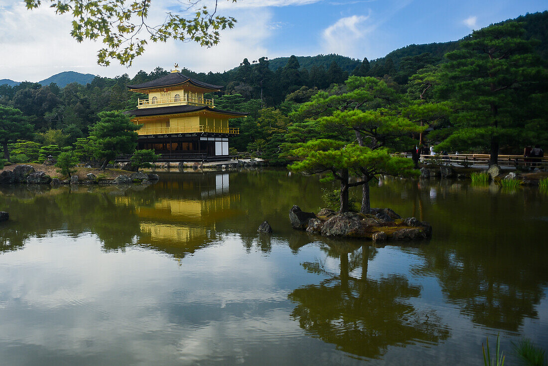 Der Kinkaku-ji, offiziell Rokuon-ji genannt, ist ein buddhistischer Zen-Tempel in Kyoto, Japan