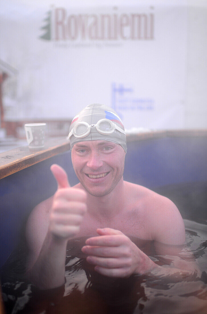 Schwimmer erholen sich im warmen Pool während der Winterschwimmweltmeisterschaften 2014 in Rovaniemi, Finnland