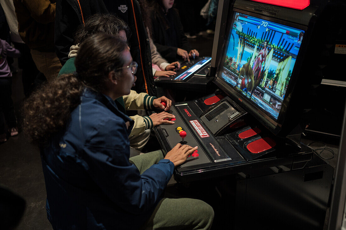 Retro Gamer 2023, eine Veranstaltung, bei der die Besucher an mehr als 100 originalen Arcade-Automaten, die großen Spielhallen nachempfunden sind, in die 80er Jahre versetzt werden, Zaragoza, Spanien