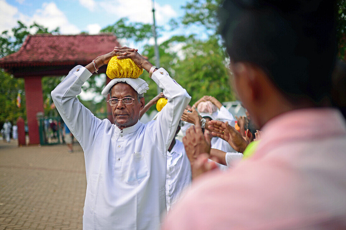 Religiöse Parade im Sri-Maha-Bodhi-Tempel in Anuradhapura