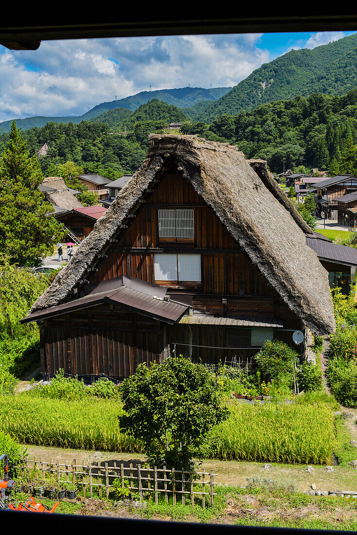 Shirakawa-go, traditionelles Dorf, das einen als gassho-zukuri bekannten Baustil zeigt, Präfektur Gifu, Japan