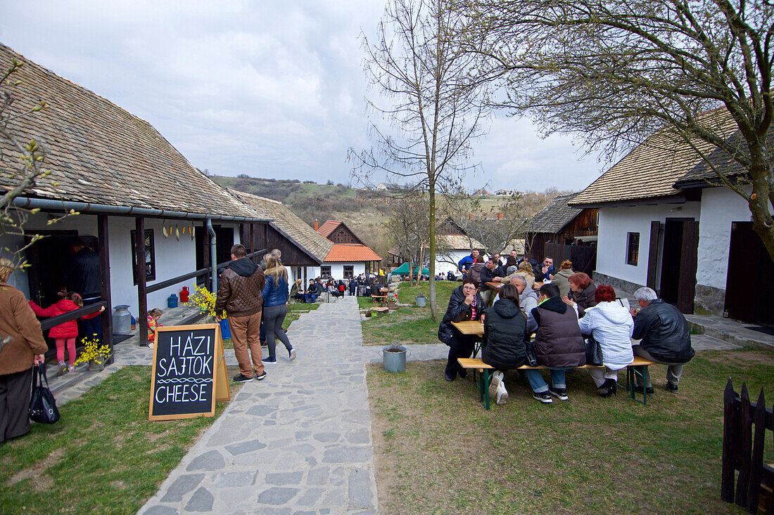 Trachten und Volkstraditionen beim Osterfest in Holl?k?, einem zum UNESCO-Welterbe gehörenden Dorf im Cserh?t-Gebirge des Nordungarischen Berglandes