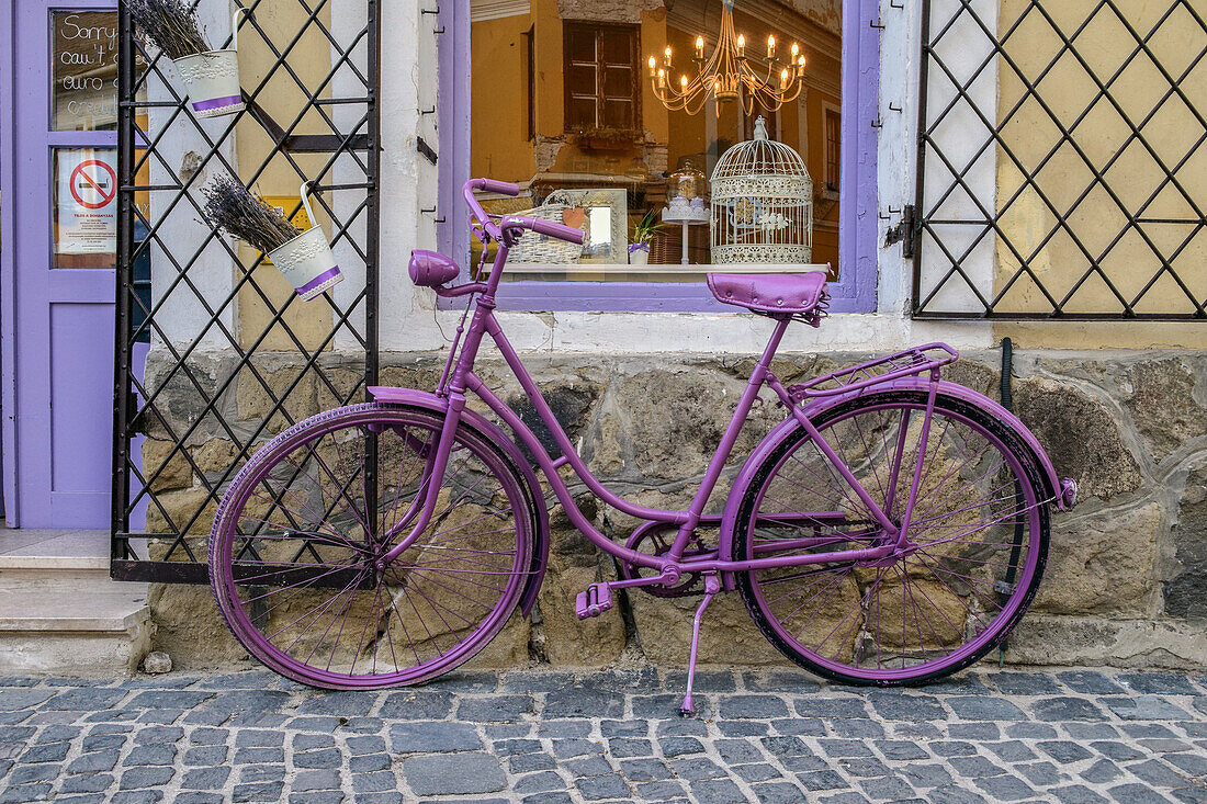 Ein lila Fahrrad schmückt eine Eisdiele in den Straßen von Szentendre, einer Stadt am Flussufer im Komitat Pest, Ungarn,