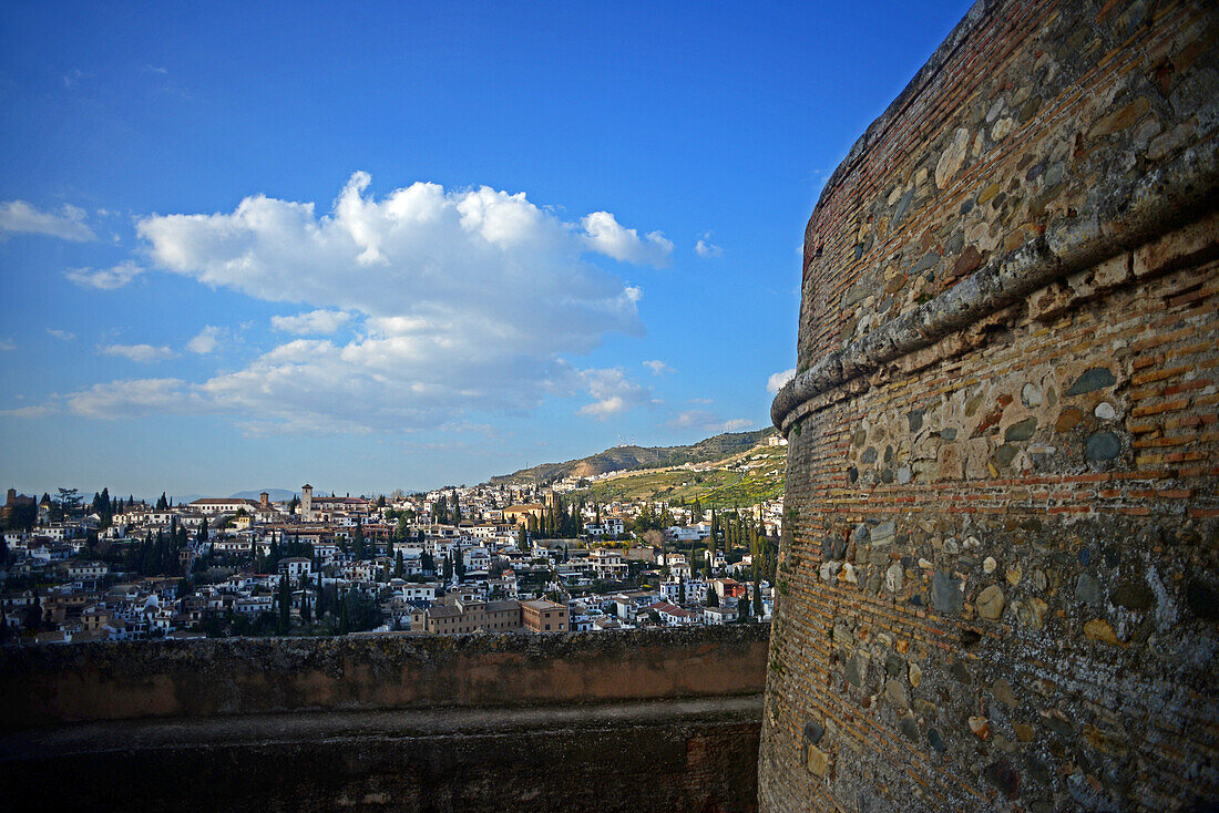 Blick auf Granada von La Alcazaba in der Alhambra, Palast- und Festungskomplex in Granada, Andalusien, Spanien