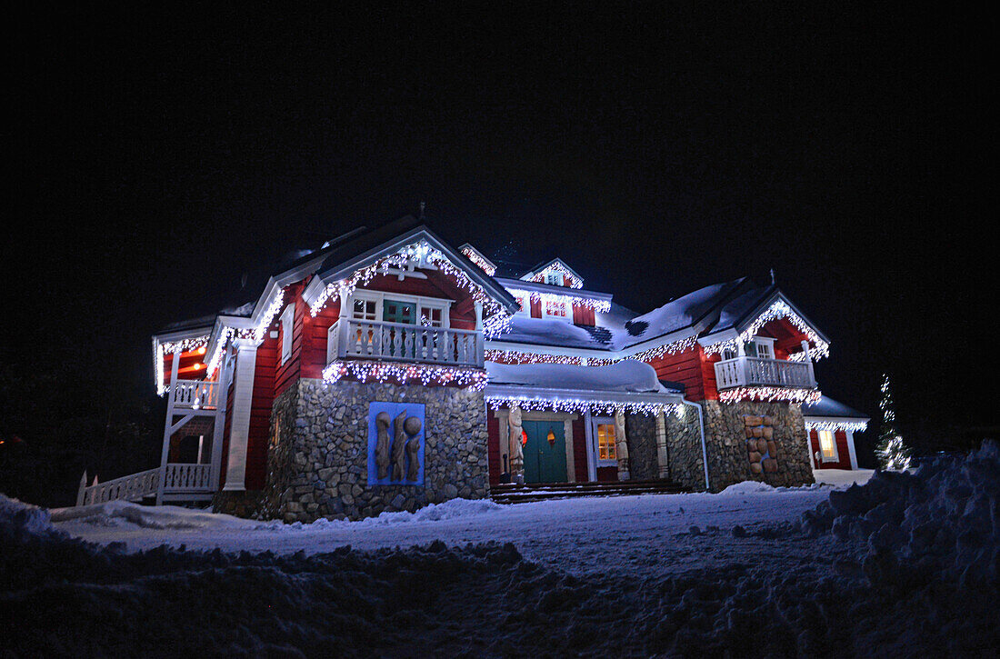 Das Haus des Weihnachtsmanns im Kakslauttanen Arctic Resort. Lappland, Finnland