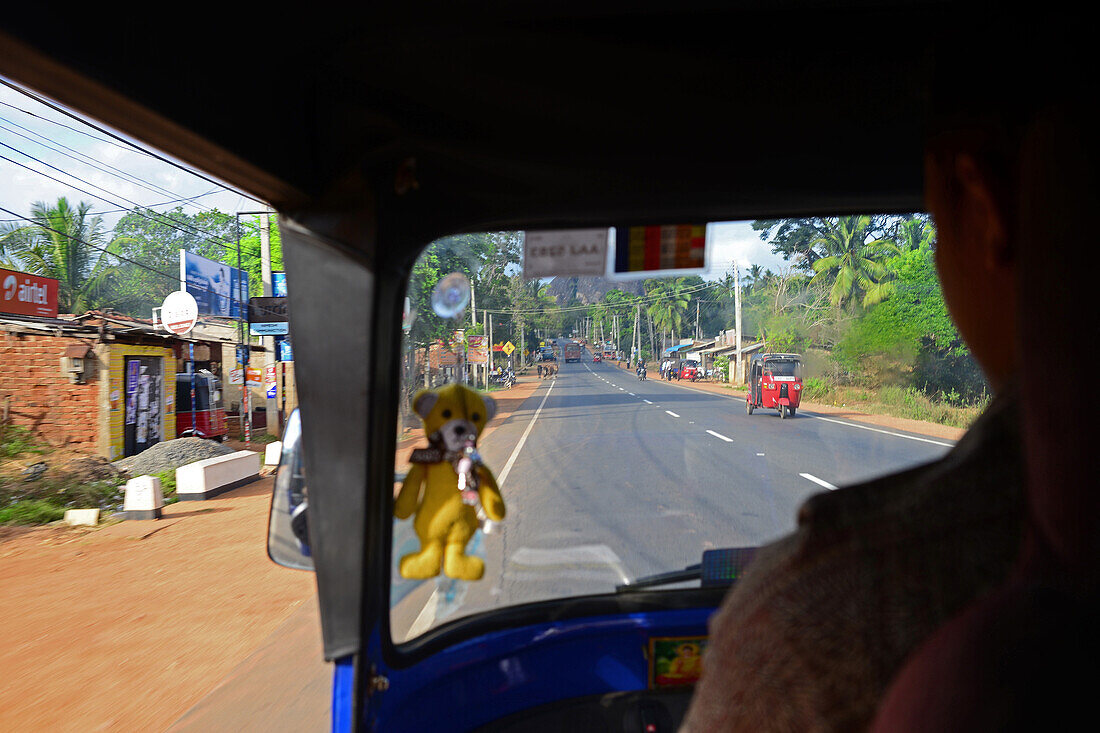 Blick aus dem Inneren eines Tuk Tuk auf der Straße, Sri Lanka