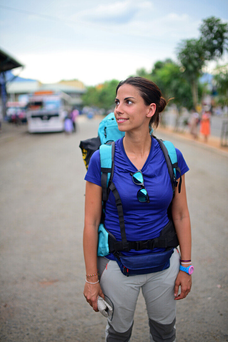 Junge attraktive Rucksacktouristin am Busbahnhof von Wellawaya, Sri Lanka