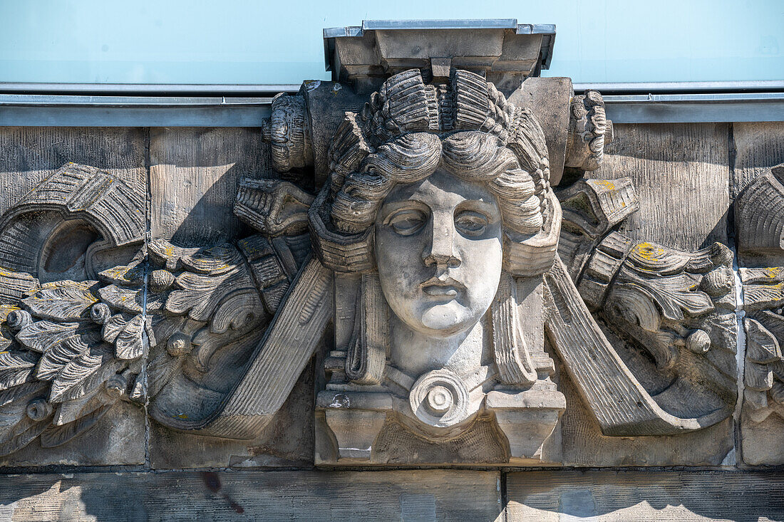 Skulptur auf dem Dach des Reichstagsgebäudes in Berlin, Deutschland