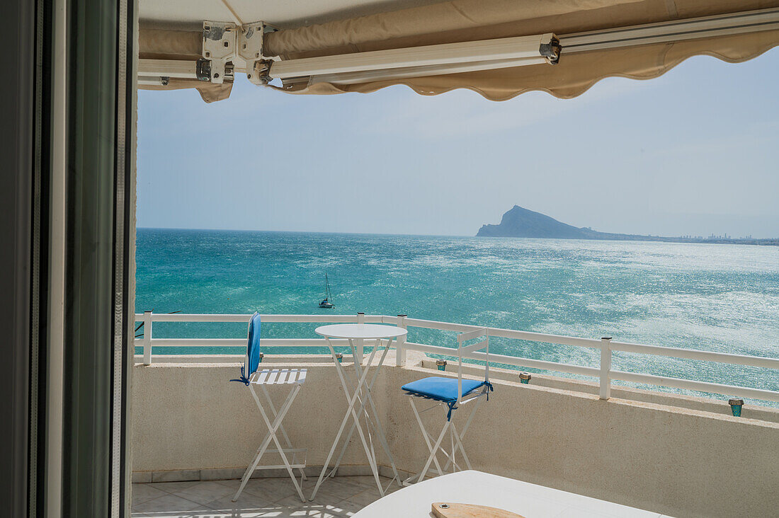 Balkon eines Apartments mit Blick auf das Mittelmeer in Altea, Alicante, Spanien