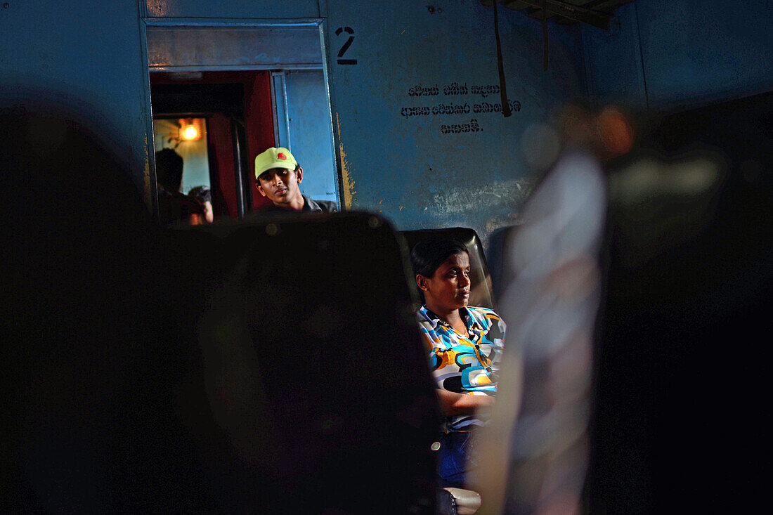 Menschen in einem Zug, Sri Lanka