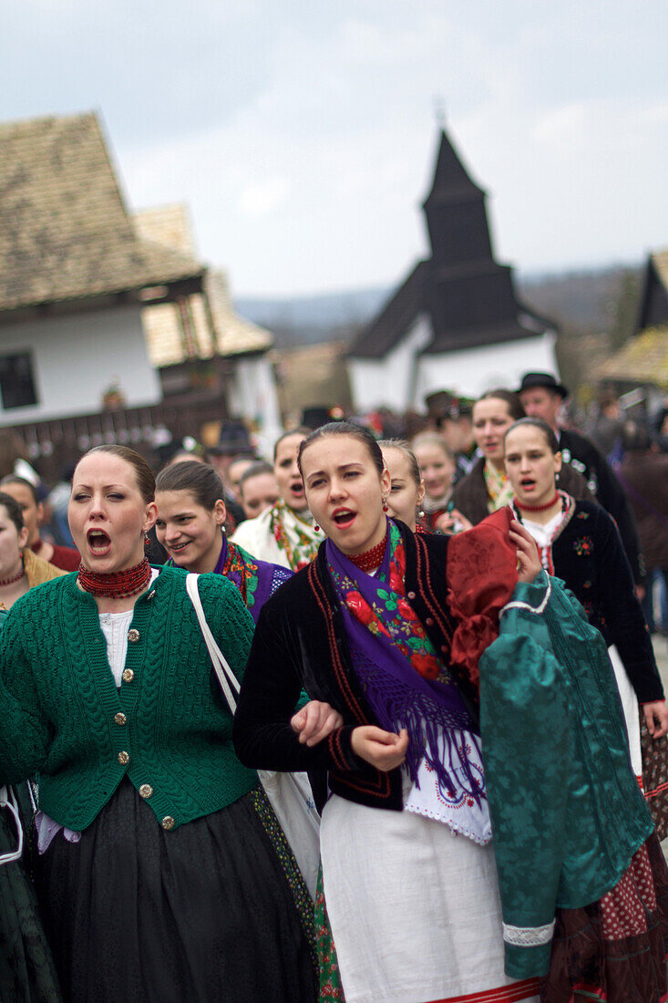 Trachten und Volkstraditionen beim Osterfest in Holl?k?, einem zum UNESCO-Welterbe gehörenden Dorf im Cserh?t-Gebirge des Nordungarischen Berglandes