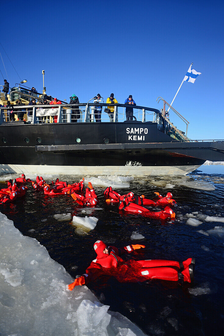 Schwimmen im gefrorenen Meer während einer Kreuzfahrt mit dem Sampo Icebreaker, einem echten finnischen Eisbrecher, der zu einer Touristenattraktion in Kemi, Lappland, umgebaut wurde