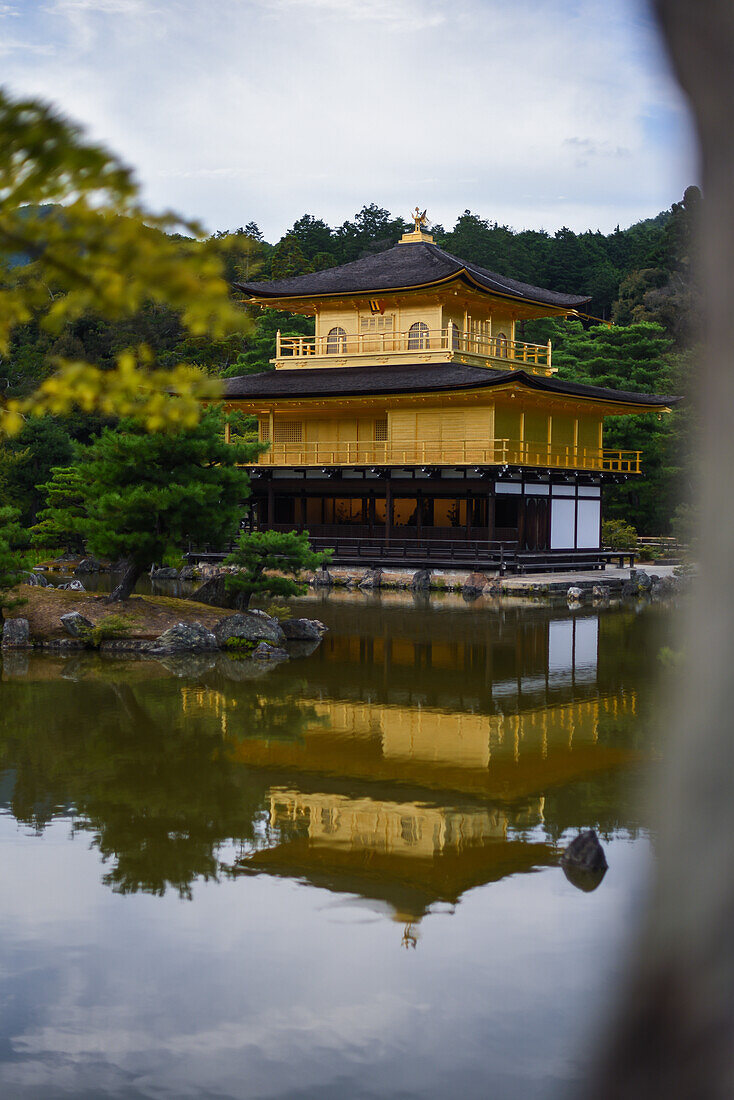 Der Kinkaku-ji, offiziell Rokuon-ji genannt, ist ein buddhistischer Zen-Tempel in Kyoto, Japan
