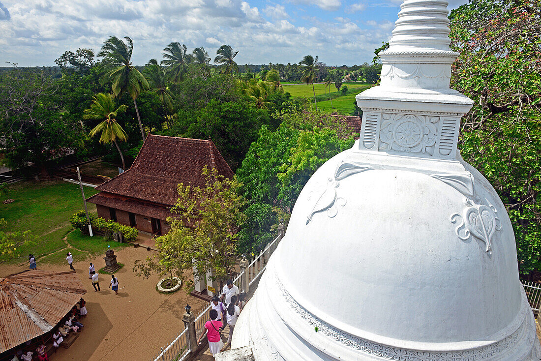 Blick von der Dagaba in Isurumuniya, buddhistischer Tempel in der Nähe des Tissa Wewa (Tisa-Tank), Anuradhapura
