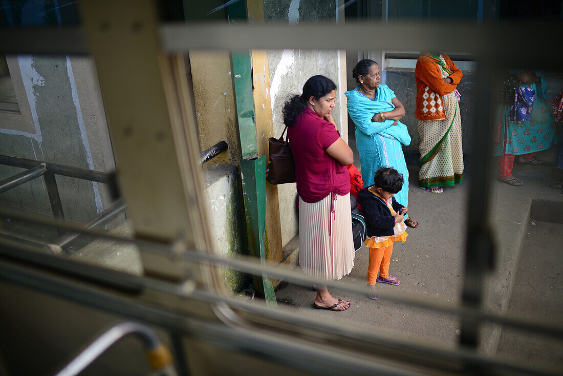 Wartende am Busbahnhof von Nuwara Eliya, Blick durch das Busfenster, Sri Lanka