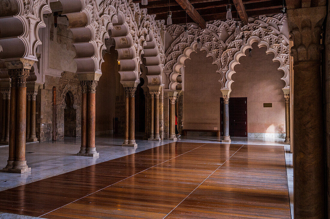 Der Aljaferia-Palast ist ein befestigter mittelalterlicher Palast, der in der zweiten Hälfte des 11. Jahrhunderts in der Taifa von Zaragoza in Al-Andalus, dem heutigen Zaragoza, Aragonien, Spanien, erbaut wurde