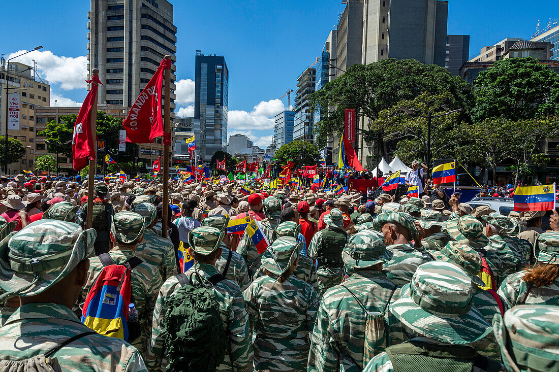 Bolivarische Miliz auf dem Vormarsch. Die Regierung von Nicolas Maduro versammelt sich in den Straßen von Caracas, um den 23. Januar in Venezuela zu feiern